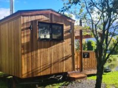 Kingfisher - Luxury Shepherd's Hut with Hot Tub