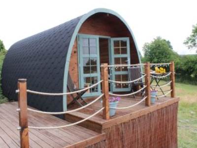 Ty Seren- Comfortable Off-Grid Wooden Glamping Pod