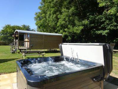 Bluebell Shepherd Hut with Hot Tub