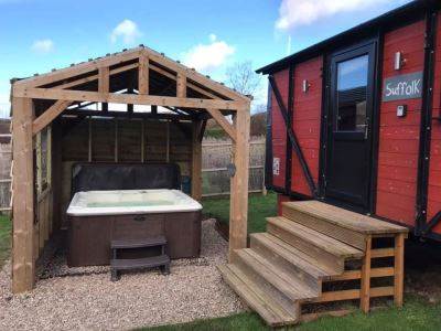Suffolk - Converted Railway Carriage with Hot Tub