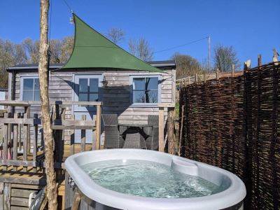 Wren Shepherd's Hut with Hot Tub