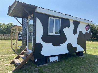 Betsy - Glamping Cow Shed