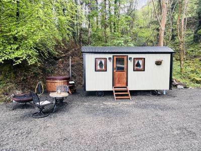 Shepherd Hut with Hot Tub in Heart of Snowdonia