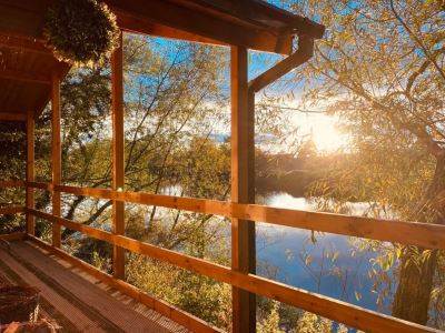 Romantic Lakeside Lodge with Hot Tub